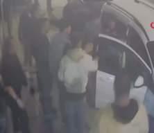 Kafedeki dehşet anları kamerada: Ayırmaya &ccedil;alıştığı kavgada can verdi