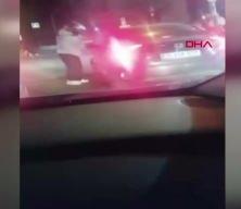 Kadın s&uuml;r&uuml;c&uuml; trafikte kendisini uyaran motosikletli s&uuml;r&uuml;c&uuml;ye tekme tokat saldırdı