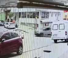 Trafikte &lsquo;yol verme&rsquo; tartışması: Hafif ticari ara&ccedil; otomobile &ccedil;arptı