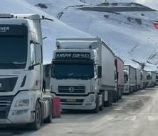 T&uuml;rkiye-İran sınır kapısında 2 kilometrelik kuyruk