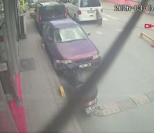 Yaya ge&ccedil;idindeki kadın, geri manevra yapan minib&uuml;s&uuml;n altında kaldı