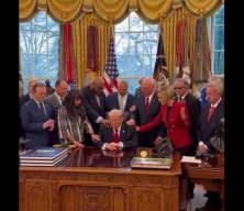 Trump i&ccedil;in Oval Ofis'te toplu dua edildi