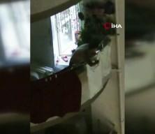 Adana&rsquo;da bir gen&ccedil; eline aldığı kolonya şişesiyle herkesi tehdit etti