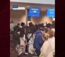 Ben Gurion Havalimanı&rsquo;nda u&ccedil;uş krizi: Yolcular u&ccedil;ağa binemeyince gerginlik &ccedil;ıktı