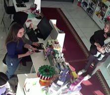 Fark &uuml;creti vermek istemeyen kadın eczaneye taşla saldırdı