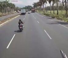 Guatemala'da feci kaza! Karşı şeride ge&ccedil;en tır ara&ccedil;ları bi&ccedil;ti, 3 &ouml;l&uuml;