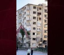 8 katlı bina iş makinesinin tek dokunuşuyla yerle bir oldu