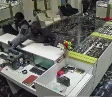 Kuyumcu, soygunu &ccedil;ay kazanını fırlatarak &ouml;nlemeye &ccedil;alıştı; o anlar kamerada