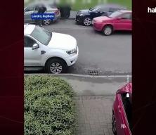 Londra'da baş&ouml;rt&uuml;l&uuml; kadına ara&ccedil; &ccedil;arpması İslamofobi saldırısı olarak değerlendirildi