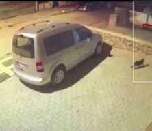 Merdiven dayayak girdikleri evdekilerin ellerini ve ayaklarını bağlayıp altınları &ccedil;aldılar 