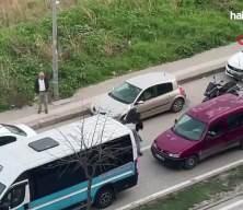  Otomobil s&uuml;r&uuml;c&uuml;s&uuml; motosikletliye copla saldırdı