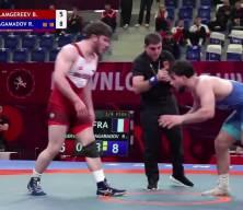 Rus g&uuml;reş&ccedil;iden yenilmek &uuml;zere olduğu m&uuml;cadeleyi son saniyede &ldquo;U&ccedil;an sincap&rdquo; hareketiyle kazandı