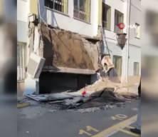 Pendik'te panik anlar: Okulun giriş sa&ccedil;ağı &ccedil;&ouml;kt&uuml;