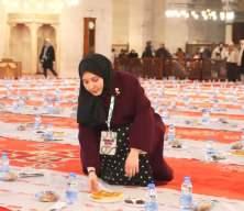 S&uuml;leymaniye&rsquo;de 3 bin &ccedil;ocuk aynı sofrada iftar a&ccedil;tı