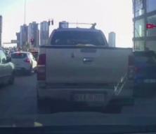 Trafikte tartıştıkları s&uuml;r&uuml;c&uuml;ye sandalyeyle saldırdılar