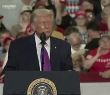 Trump&rsquo;ın Kentucky&rsquo;de d&uuml;zenlediği mitingde fenalaşan seyirciye T&uuml;rk Doktor Mehmet &Ouml;z m&uuml;dahale etti