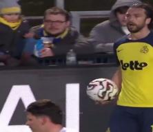 Bel&ccedil;ika ligindeki ma&ccedil;ta futbolcular oru&ccedil; a&ccedil;tı