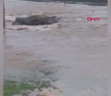 Diyarbakır&rsquo;da sağanak sonrası dere taştı, yol su altında kaldı