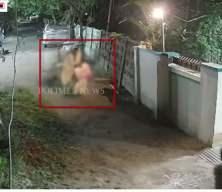 Hindistan'da k&ouml;pek saldırısı dehşeti kameralara yansıdı