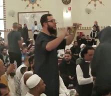 İsrail destek&ccedil;isine camide şok! Cemaat ayağa kalktı: Seni burada istemiyoruz!