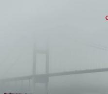 İstanbul g&uuml;ne sisle başladı