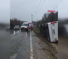 İstanbul'da polisleri taşıyan midib&uuml;s devrildi: 4 yaralı