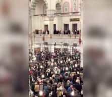 Kadir Gecesi&rsquo;nde Fatih Camii&rsquo;nde kadınlardan baş&ouml;rt&uuml;l&uuml; Kud&uuml;s protestosu