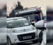 Kamyonetin &ouml;n&uuml;n&uuml; kesti, aracı tekmeledi