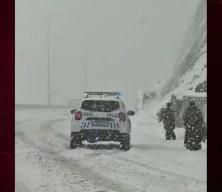 Karda mahsur kalan aileyi emniyet kurtardı