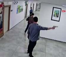 Kepez H&uuml;k&uuml;met Konağı'nda silahlı dehşet: İşte saldırganın giriş anları