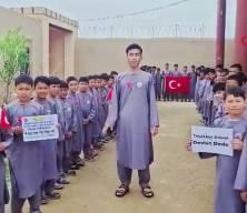 MHP lideri Bah&ccedil;eli Afganistan'daki T&uuml;rkmen &ccedil;ocuklara bayramlık g&ouml;nderdi