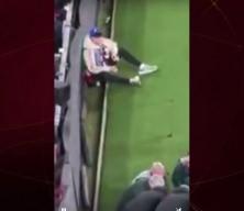 Noa Lang sakatlandı! G&ouml;revliler panoyo koştu: İşte o skandal g&ouml;r&uuml;nt&uuml;ler!