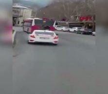 Otob&uuml;s&uuml;n arkasına tutunan patenli &ccedil;ocukların tehlikeli yolculuğu kamerada