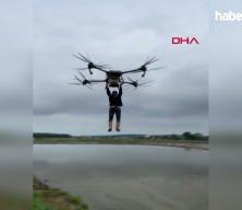 Samsun'da bir &ccedil;ift&ccedil;i, drona tutunarak tarlanın diğer tarafına ge&ccedil;ti