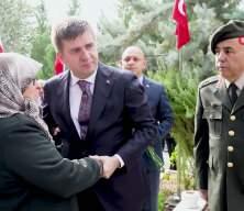 Şehit annesinin s&ouml;zleri y&uuml;rek yaktı! Kırıkkale Valisi g&ouml;zyaşlarını tutamadı 