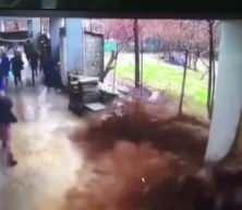 Sel bir anda bastı: Şırnak&rsquo;ta &ouml;l&uuml;mden ka&ccedil;ış anları kamerada