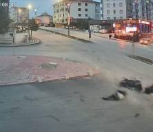 Yolun ortasında can pazarı: Motosiklet yayayı havaya u&ccedil;urdu