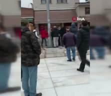 Sokak ortasında sopalı ve yumruklu kavga cep telefonuna kaydedildi