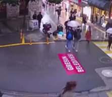  Kendini birdenbire aracın &ouml;n&uuml;ne atan adam evinde feci şekilde can verdi!