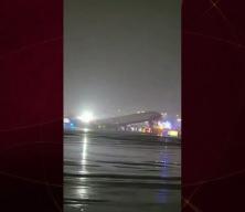 ABD&rsquo;de bir yolcu u&ccedil;ağı, iniş sırasında pistte bulunan itfaiye aracıyla &ccedil;arpıştı