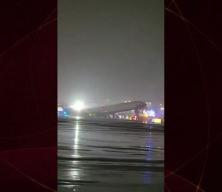 ABD&rsquo;de bir yolcu u&ccedil;ağı iniş sırasında pistte bulunan itfaiye aracıyla &ccedil;arpıştı