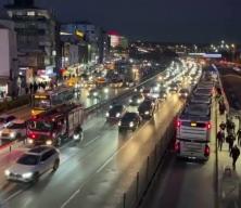 Bah&ccedil;elievler'de metrob&uuml;s&uuml;n, ayağını ezdiği kadın yaralandı