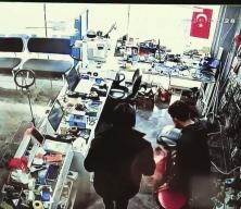 Bir anda alev aldı: Cep telefonu patlama anı kamerada