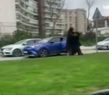 Birbirini yerde s&uuml;r&uuml;kleyen kadınların kavgası: &lsquo;Ayıp, ejderha kadınlar sizi&rsquo;