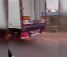 Bursa'da korku dolu anlar, direği deviren TIR olay yerinden ka&ccedil;tı