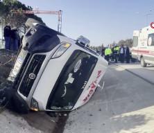 &Ccedil;anakkale'de korkun&ccedil; kaza! Yolcu minib&uuml;s&uuml; devrildi