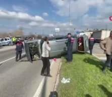 D-100&rsquo;de korkutan kaza: Ara&ccedil; devrildi, 9 yaralı