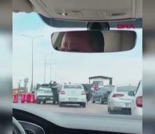 Diyarbakır&rsquo;da trafikte yol verme kavgası kamerada