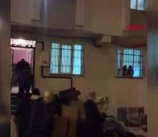 Esenyurt'ta evden &ccedil;ıkarmak istediği kiracısının eşyalarını sokağa attı