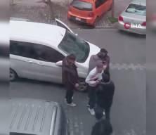 Esenyurt'ta komşuların kavgasında taşlar havada u&ccedil;uştu...